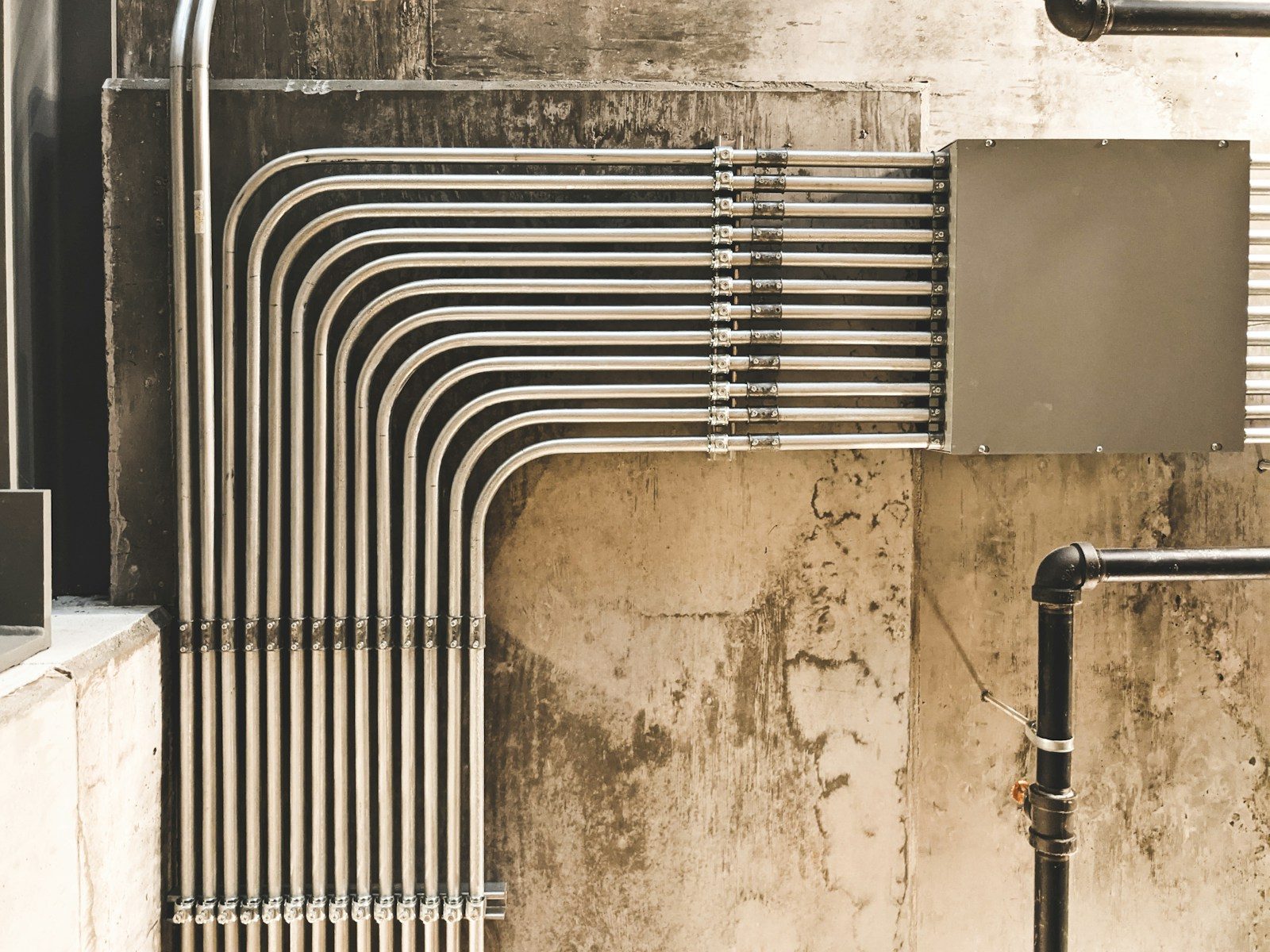 Read more about the article Emergency Plumbing in Dubai: What to Do Before the Plumber Arrives